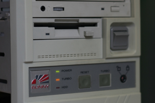 5¼ disketová mechanika, CD-ROM mechanika, 3½ disketová mechanika a přední panel